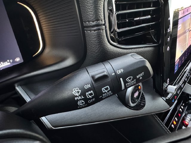 Used 2025 Jeep Wagoneer 4WD image 12
