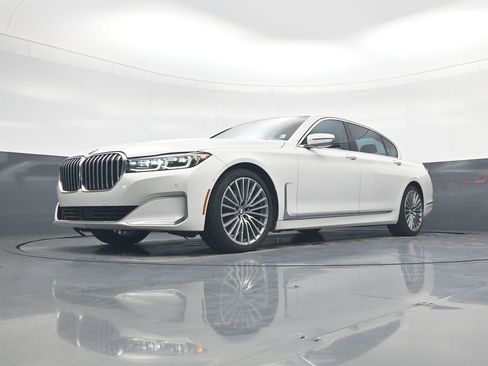 Used 2021 BMW 740i image 9