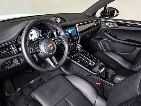 Certified 2026 Porsche Macan AWD/4WD image 4