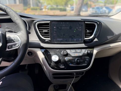 Used 2024 Chrysler Pacifica Touring-L FWD image 10