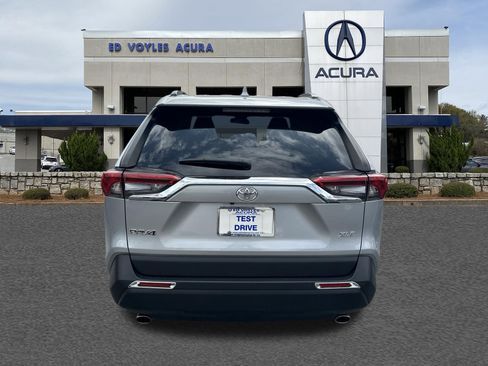 Used 2020 Toyota RAV4 XLE w/ Convenience Package FWD image 6