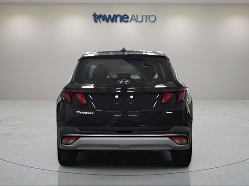 Used 2025 Hyundai Tucson SE AWD/4WD image 3