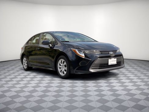 Used 2025 Toyota Corolla LE FWD image 7