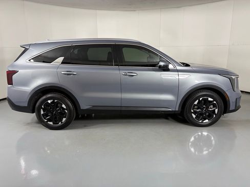 Used 2024 Kia Sorento S image 9