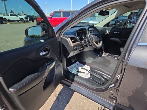 Used 2017 Jeep Cherokee Latitude FWD image 16