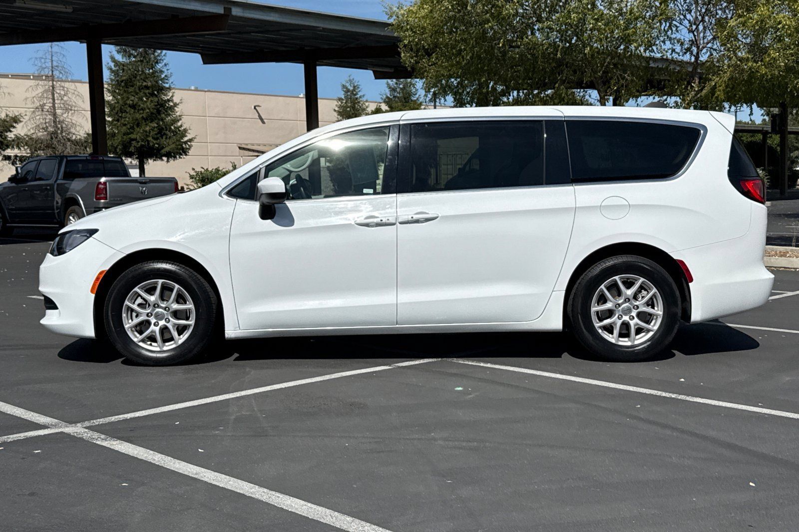 Used 2022 Chrysler Voyager LX FWD image 14