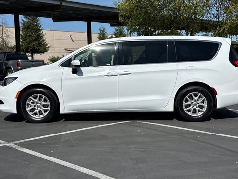Used 2022 Chrysler Voyager LX FWD image 14