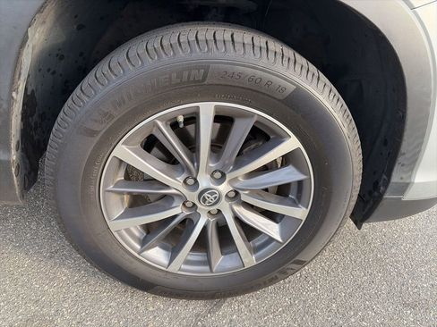 Used 2019 Toyota Highlander XLE image 14