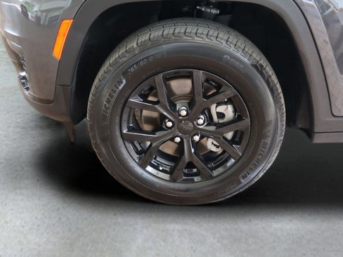 Used 2024 Jeep Grand Cherokee L Altitude AWD/4WD image 9
