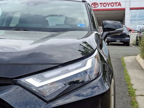 Used 2024 Toyota RAV4 XLE AWD/4WD image 9