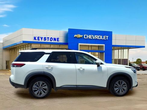 Used 2024 Nissan Pathfinder SV FWD image 8