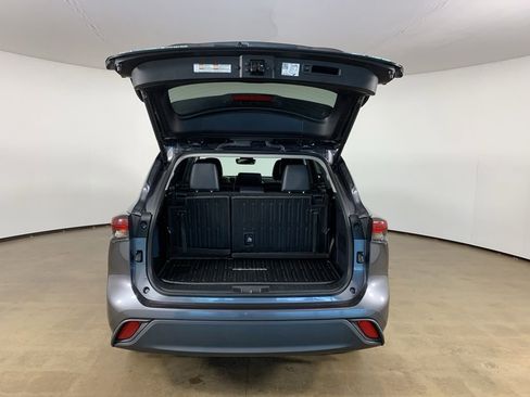 Used 2024 Toyota Highlander XLE AWD/4WD image 12