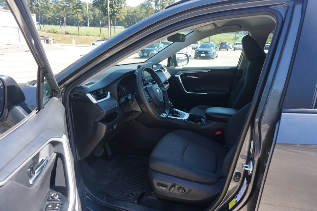 Used 2021 Toyota RAV4 XLE FWD image 2