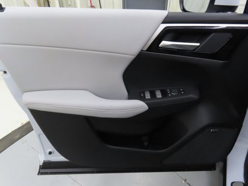 New 2025 Mitsubishi Outlander SE image 9