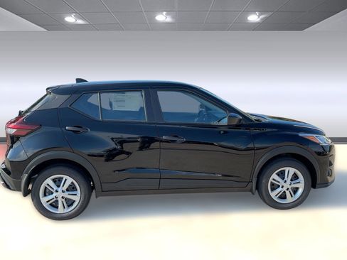 New 2025 Nissan Kicks Play S image 8
