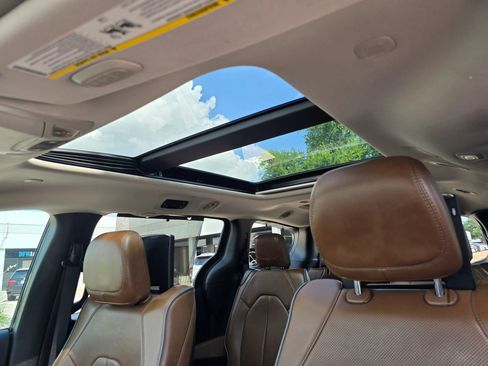 Used 2017 Chrysler Pacifica Limited FWD image 42