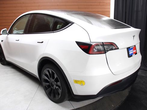 Used 2022 Tesla Model Y Long Range image 10