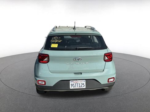 Used 2025 Hyundai Venue SEL image 4