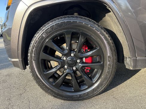 Used 2017 Jeep Grand Cherokee Altitude RWD image 14
