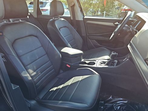 Used 2022 Volkswagen Jetta SE w/ Panoramic Sunroof Package image 10