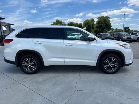 Used 2018 Toyota Highlander LE AWD/4WD image 3