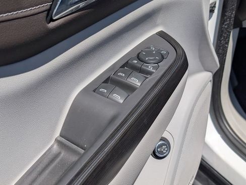 Used 2022 GMC Acadia SLT w/ Preferred Package FWD image 16