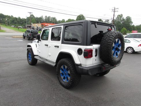 Used 2018 Jeep Wrangler Unlimited Sahara AWD/4WD image 6