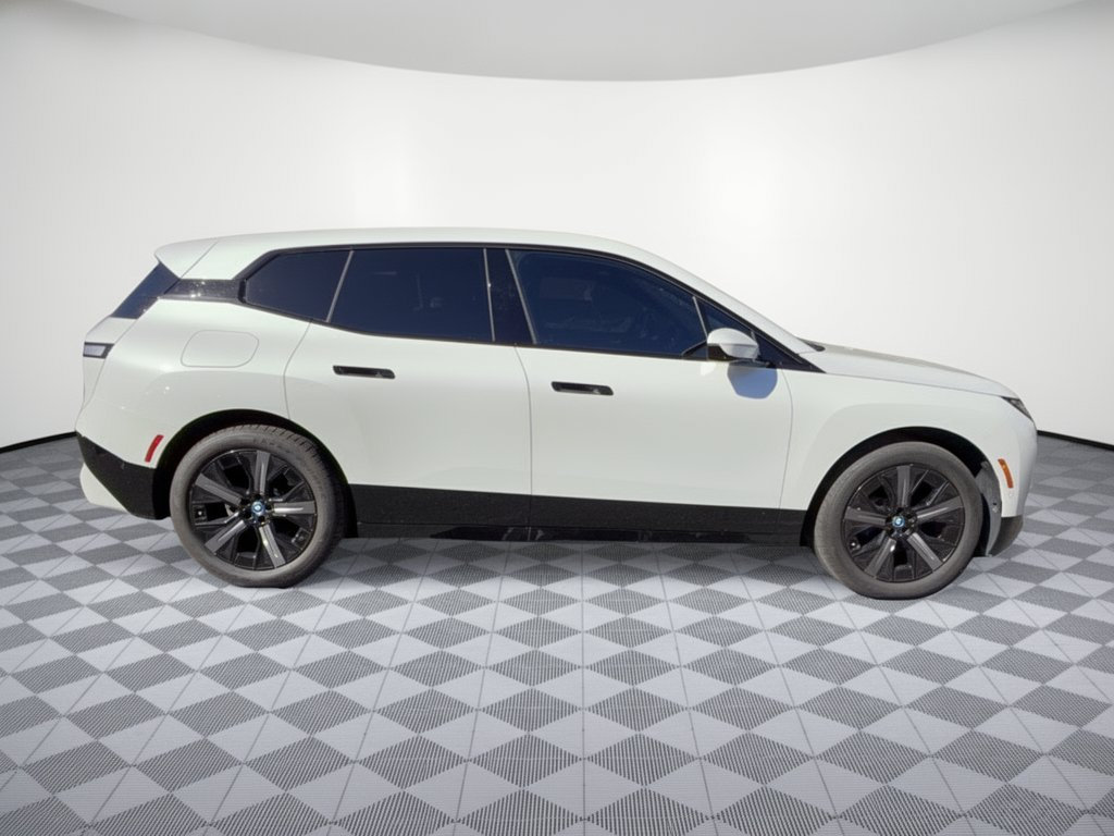 Used 2024 BMW iX xDrive50 w/ Premium Package AWD/4WD image 8
