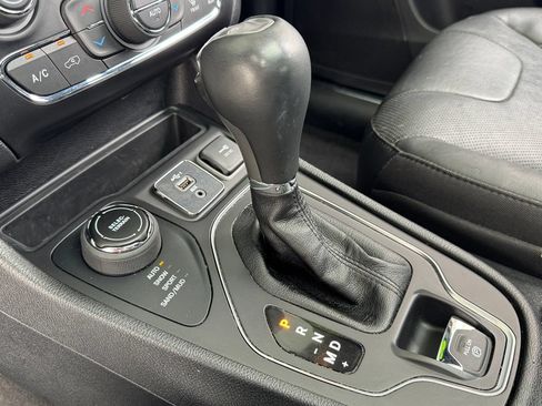 Used 2020 Jeep Cherokee High Altitude AWD/4WD image 28