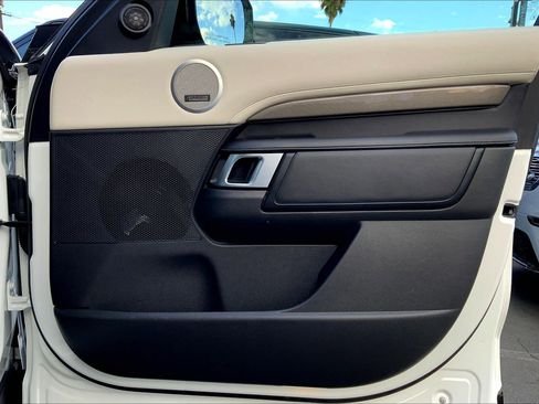 Used 2024 Land Rover Discovery Metropolitan Edition image 22