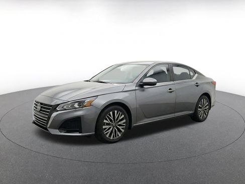 Used 2025 Nissan Altima 2.5 SV FWD image 3
