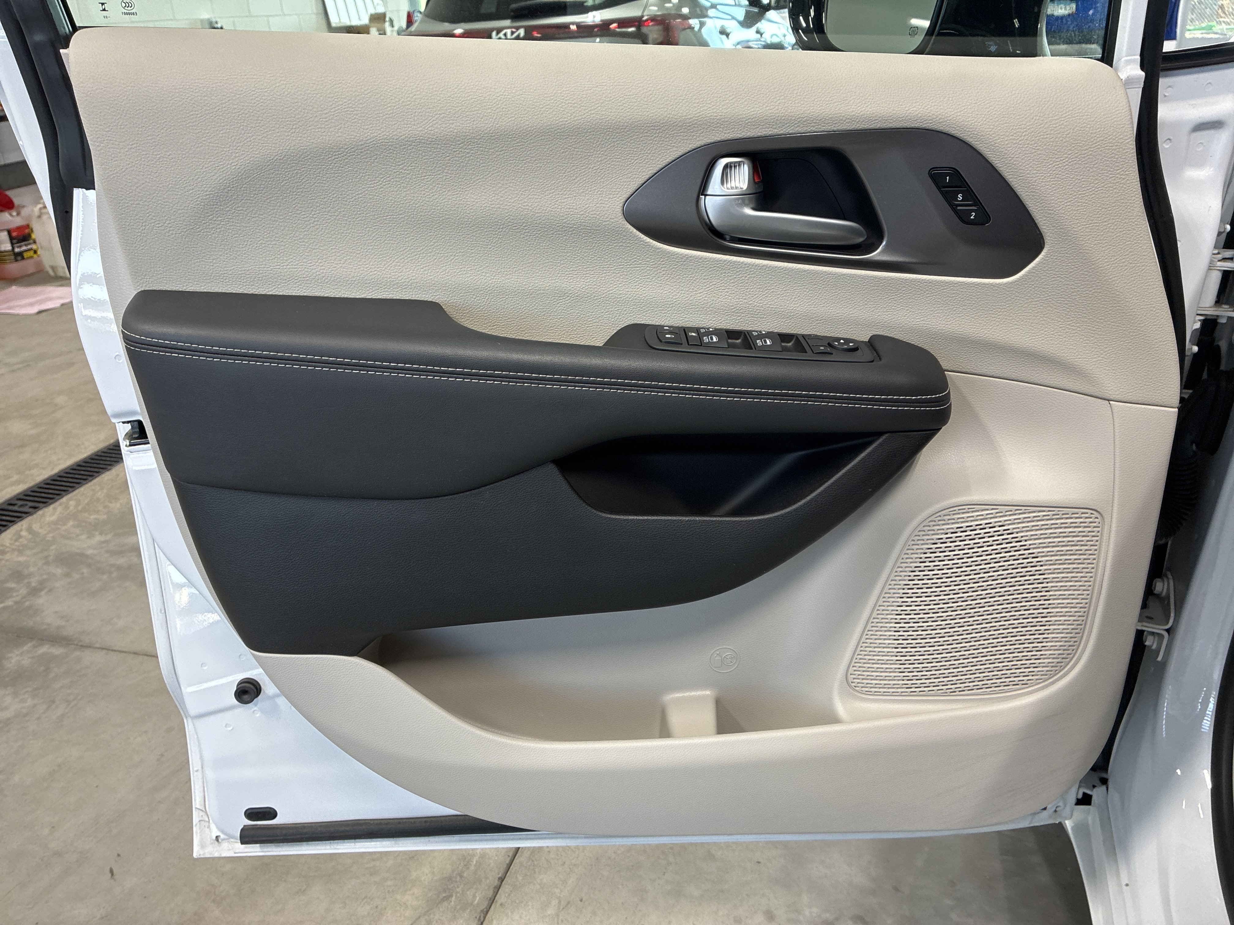 Certified 2024 Chrysler Pacifica Touring-L w/ Uconnect Theater Family Group AWD/4WD image 22