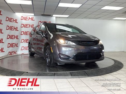 Used 2020 Chrysler Pacifica Touring-L w/ S Appearance Package FWD image 1