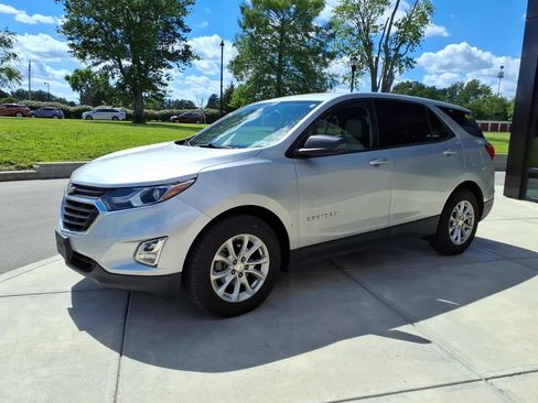 Used 2019 Chevrolet Equinox LS w/ LS Convenience Package FWD image 3