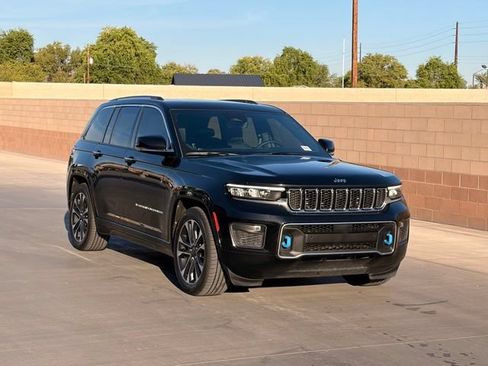 Used 2024 Jeep Grand Cherokee Overland w/ Luxury Tech Group IV AWD/4WD image 6