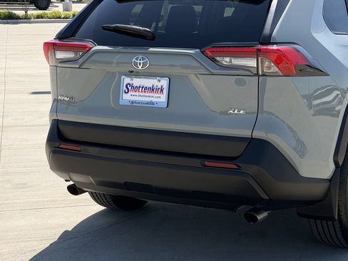 Used 2021 Toyota RAV4 XLE Premium FWD image 6