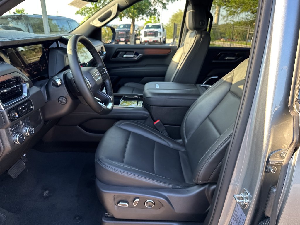 Used 2025 GMC Yukon XL Denali AWD/4WD image 16