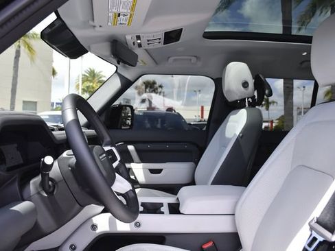 Used 2025 Land Rover Defender 110 X-Dynamic SE image 22