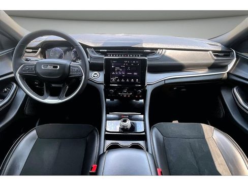 Used 2025 Jeep Grand Cherokee Altitude RWD image 9