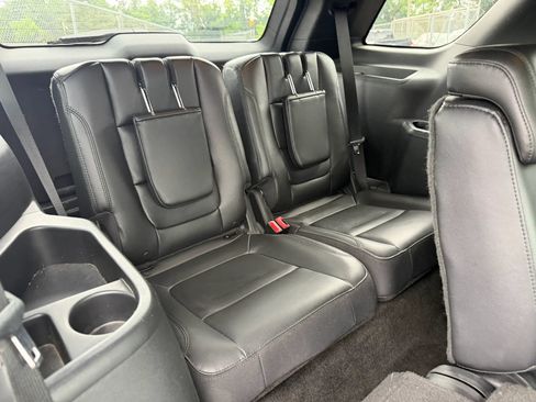 Used 2017 Ford Explorer XLT w/ Equipment Group 202A AWD/4WD image 27