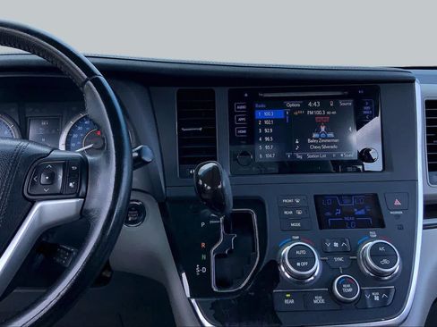 Used 2016 Toyota Sienna XLE Premium FWD image 7