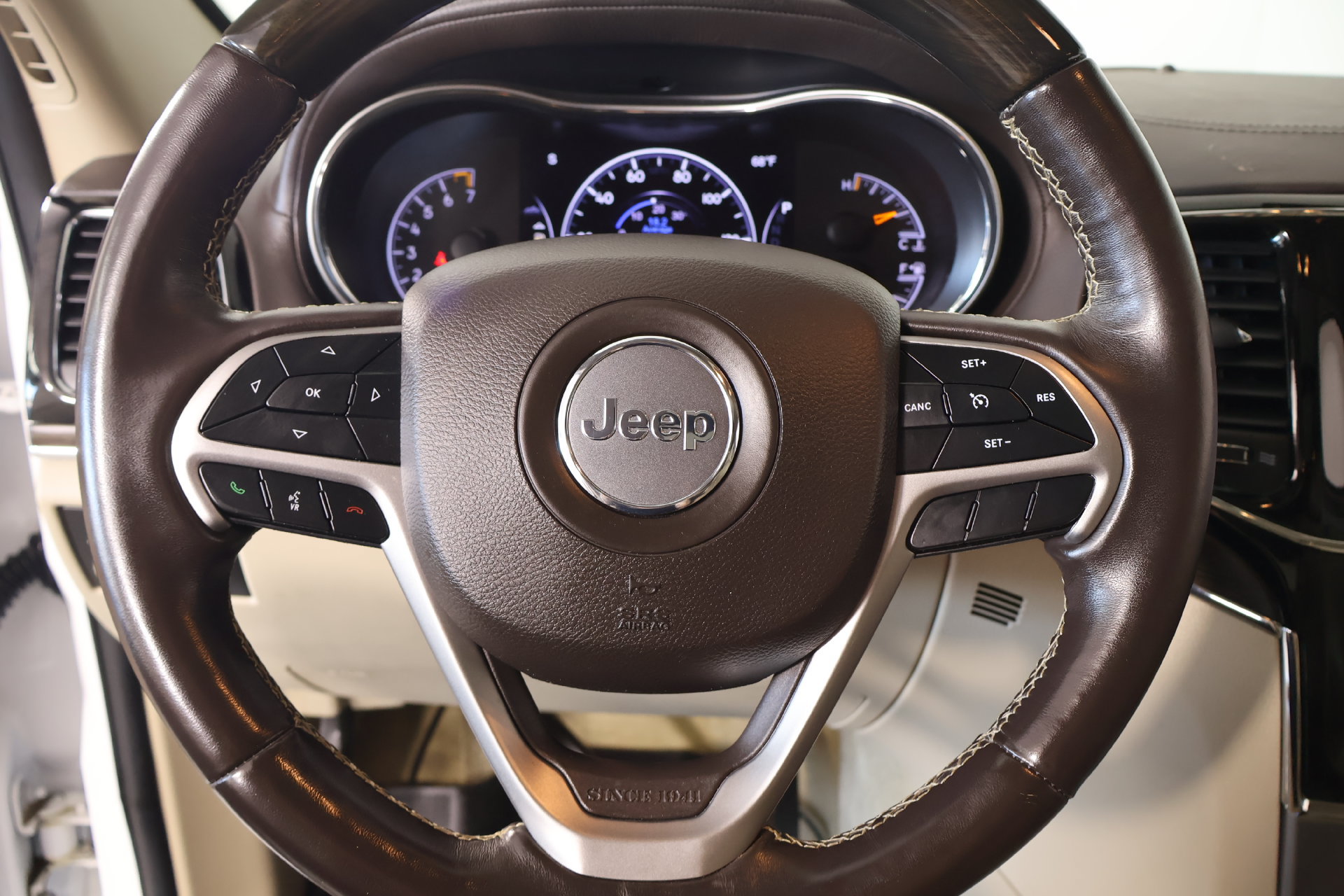 Used 2019 Jeep Grand Cherokee Overland AWD/4WD image 3