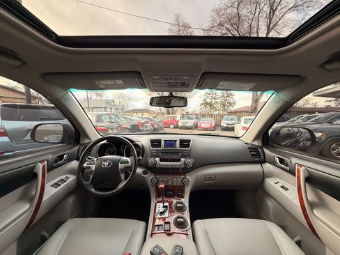 Used 2011 Toyota Highlander Limited w/ Tow Pkg image 2