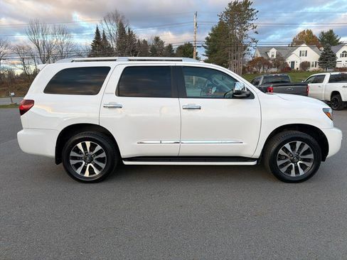 Used 2019 Toyota Sequoia Limited w/ Safety & Convenience Package image 4