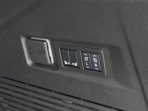 Used 2025 GMC Yukon Denali Ultimate AWD/4WD image 11