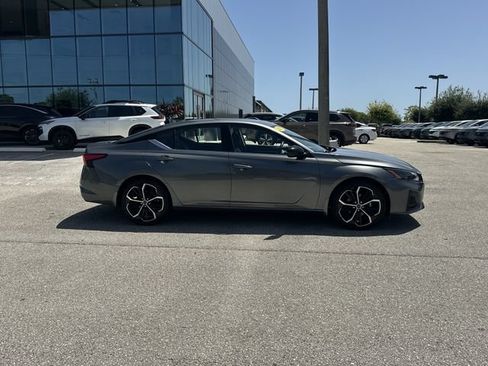 Used 2023 Nissan Altima 2.5 SR FWD image 6