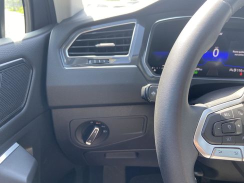 Used 2023 Volkswagen Tiguan SE w/ Panoramic Sunroof Package FWD image 23