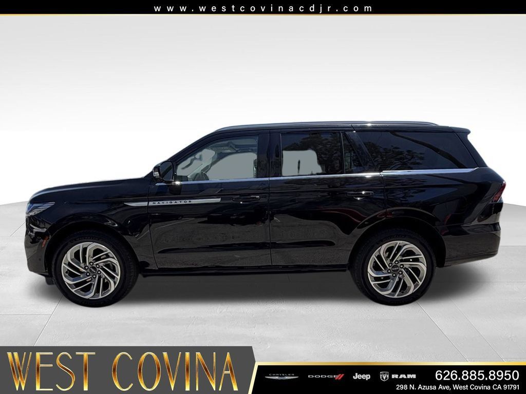 Used 2025 Lincoln Navigator Reserve AWD/4WD image 6