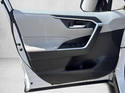 Certified 2020 Toyota RAV4 XLE w/ Convenience Package FWD image 8