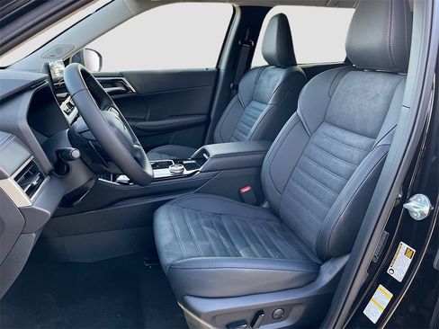 New 2025 Mitsubishi Outlander SE image 21